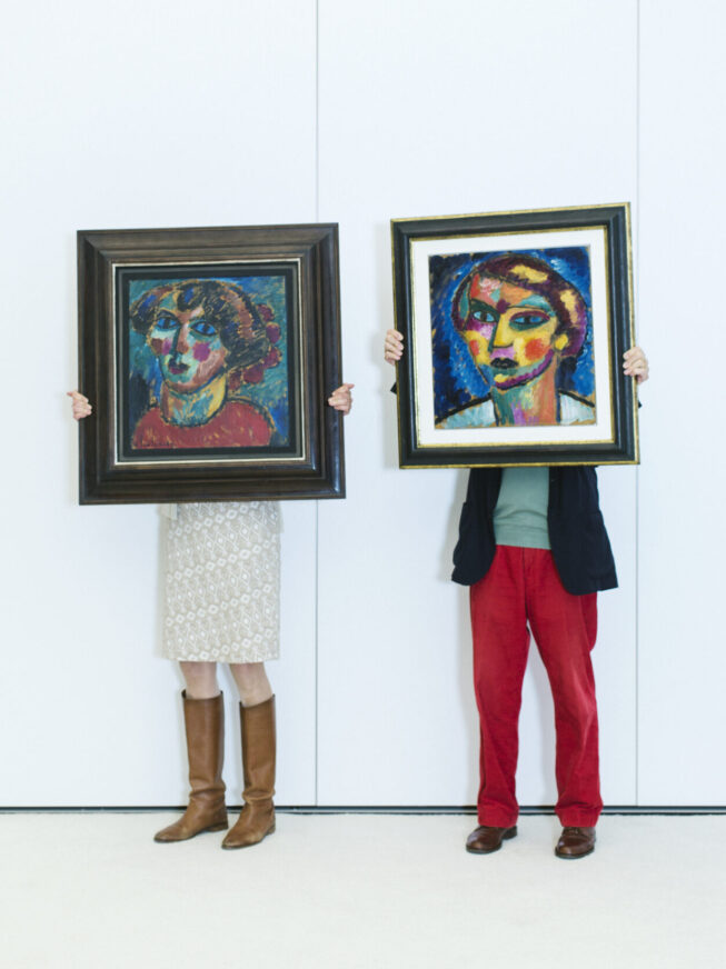 Silke Thomas und Raimund Thomas hinter zwei Portraits von Alexej von Jawlensky