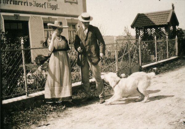06 Maria and Franz Marc with their dog Russi, Sindelsdorf 1911